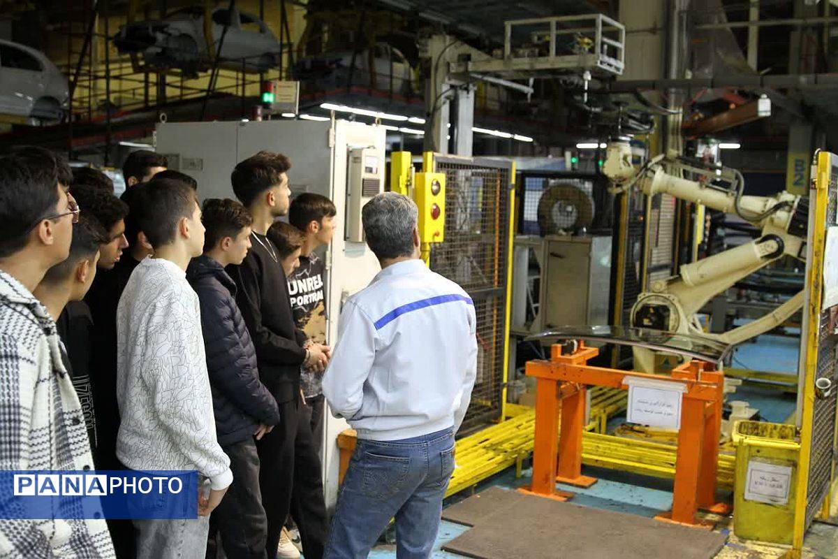 بازدید هنرجویان مکانیک از خط تولید پارس‌خودرو