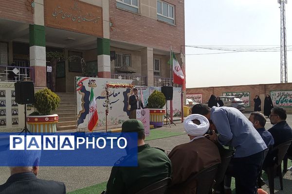 پاسداشت مقام شامخ معلم در آموزشگاه هیأت امنایی فرزانگان ملارد؛ با نواختن زنگ سپاس معلم 