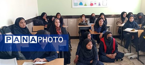 دومین جلسه هدایت تحصیلی پایه نهم در دبیرستان مادرمهربان خلیل آباد