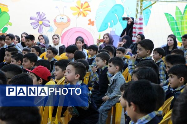 جشن شکوفه‌ها در دبستان منوچهر رزاقی ناحیه۳ مشهد