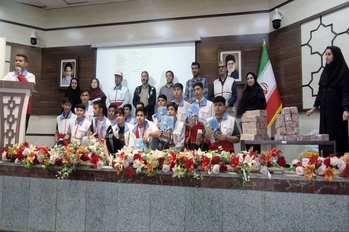 جام بشر دوستی بر روی دستان دانش آموزان سرزمین طلای سبز
