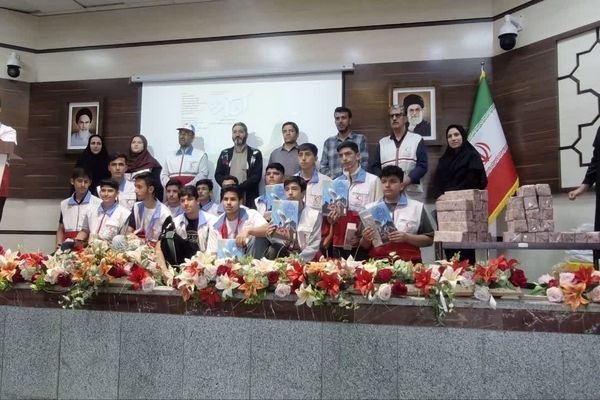  جام بشر دوستی بر روی دستان  دانش آموزان سرزمین طلای سبز