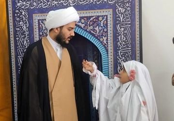 مراسم نماز جماعت دانش آموزان به سن تکلیف رسیده را به همراه مادر در دبستان شاهد ناصر شجاعی