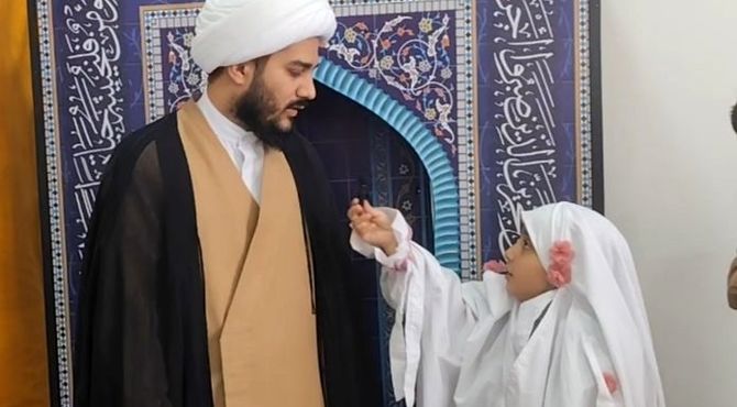مراسم نماز جماعت دانش آموزان به سن تکلیف رسیده را به همراه مادر در دبستان شاهد ناصر شجاعی