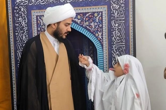 مراسم نماز جماعت دانش آموزان به سن تکلیف رسیده را به همراه مادر در دبستان شاهد ناصر شجاعی