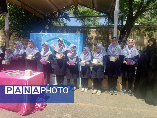 تقدیر از دانش آموزان فعال و تکریم همسر و فرزندان شهدای دبستان شاهد حاج تقی آقا بزرگ مشهد