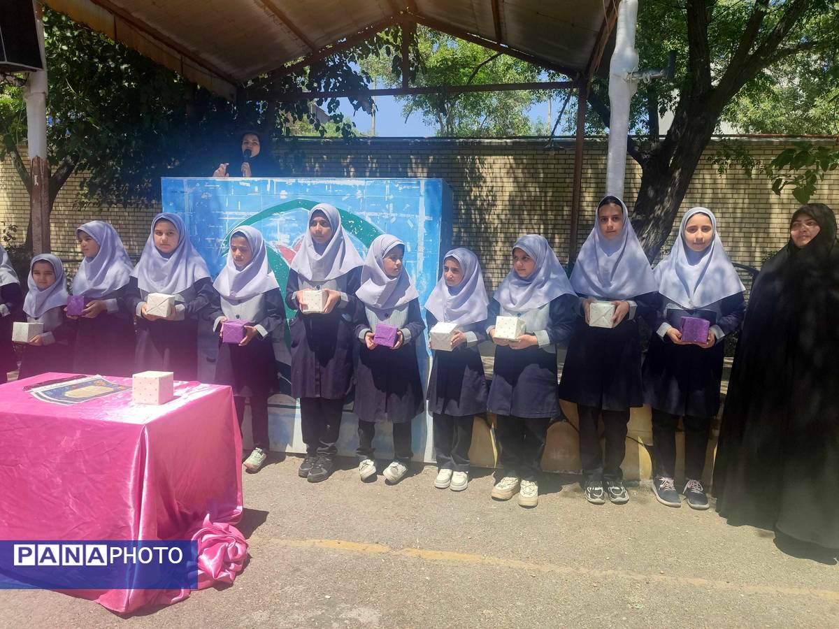 تقدیر از دانش آموزان فعال و تکریم همسر و فرزندان شهدای دبستان شاهد حاج تقی آقا بزرگ مشهد