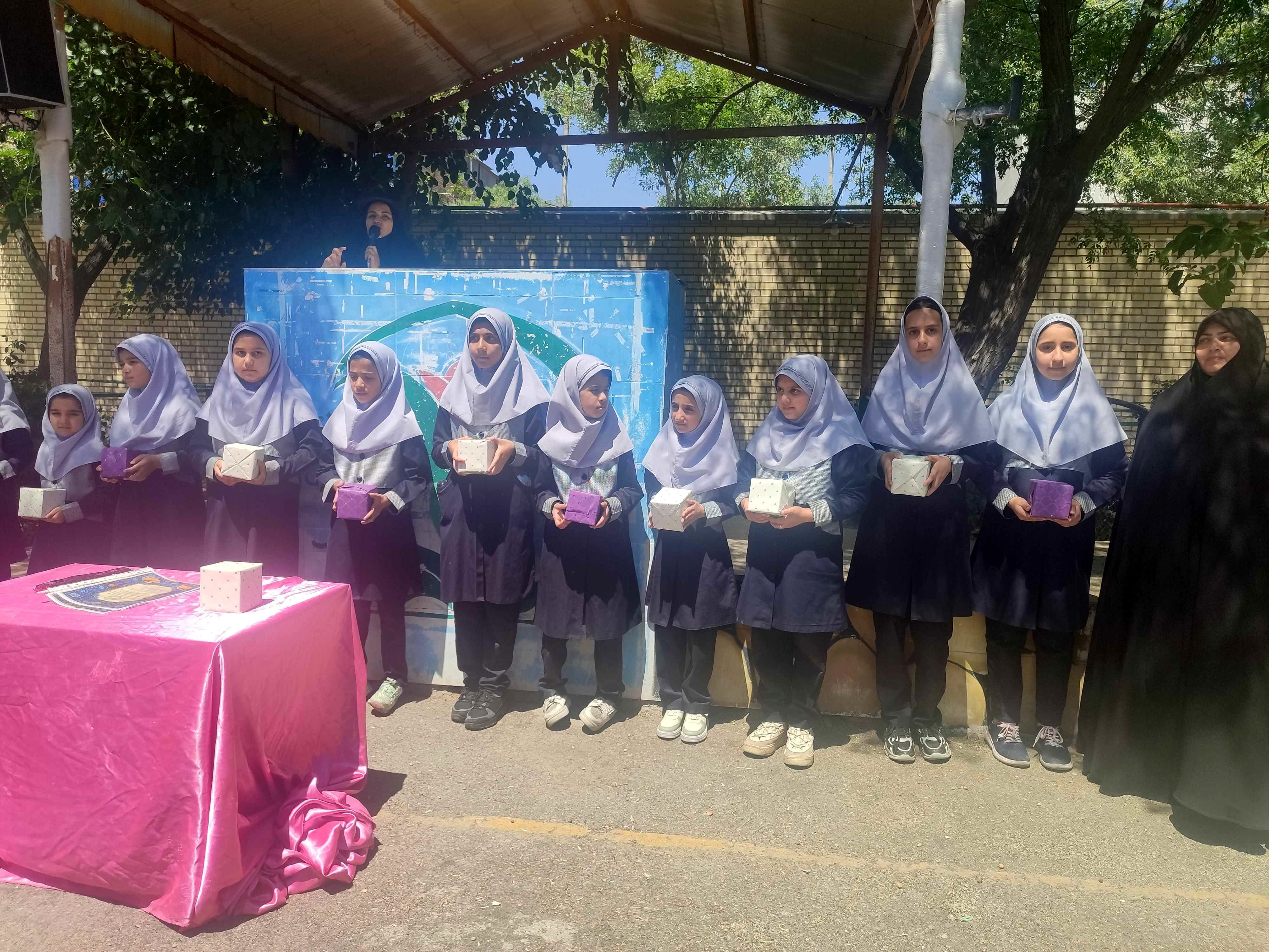 تقدیر از دانش آموزان فعال و تکریم همسر و فرزندان شهدای دبستان شاهد حاج تقی آقا بزرگ مشهد