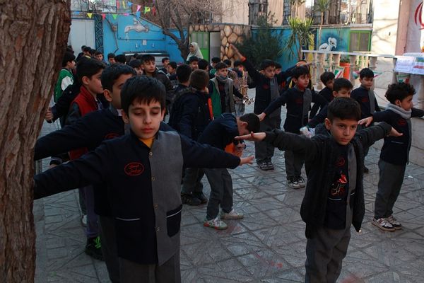 صبحگاه پرشور پاییزی در مدرسه نور ایمان بهارستان‌دو