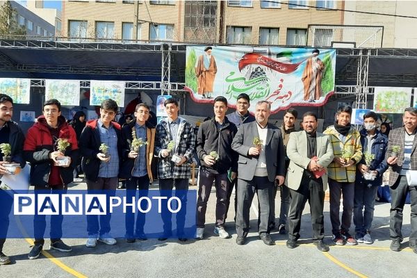 اولین نمایشگاه ماها در دبیرستان فرزانگان ۲ دوره دوم ناحیه ۷ مشهد