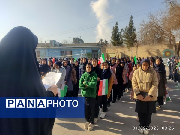 نواختن زنگ انقلاب در دبیرستان نوید ناحیه ۵ مشهد