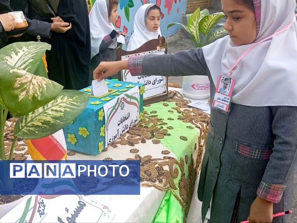 انتخابات شورای دانش آموزی در دبستان دخترانه نرجس یک 