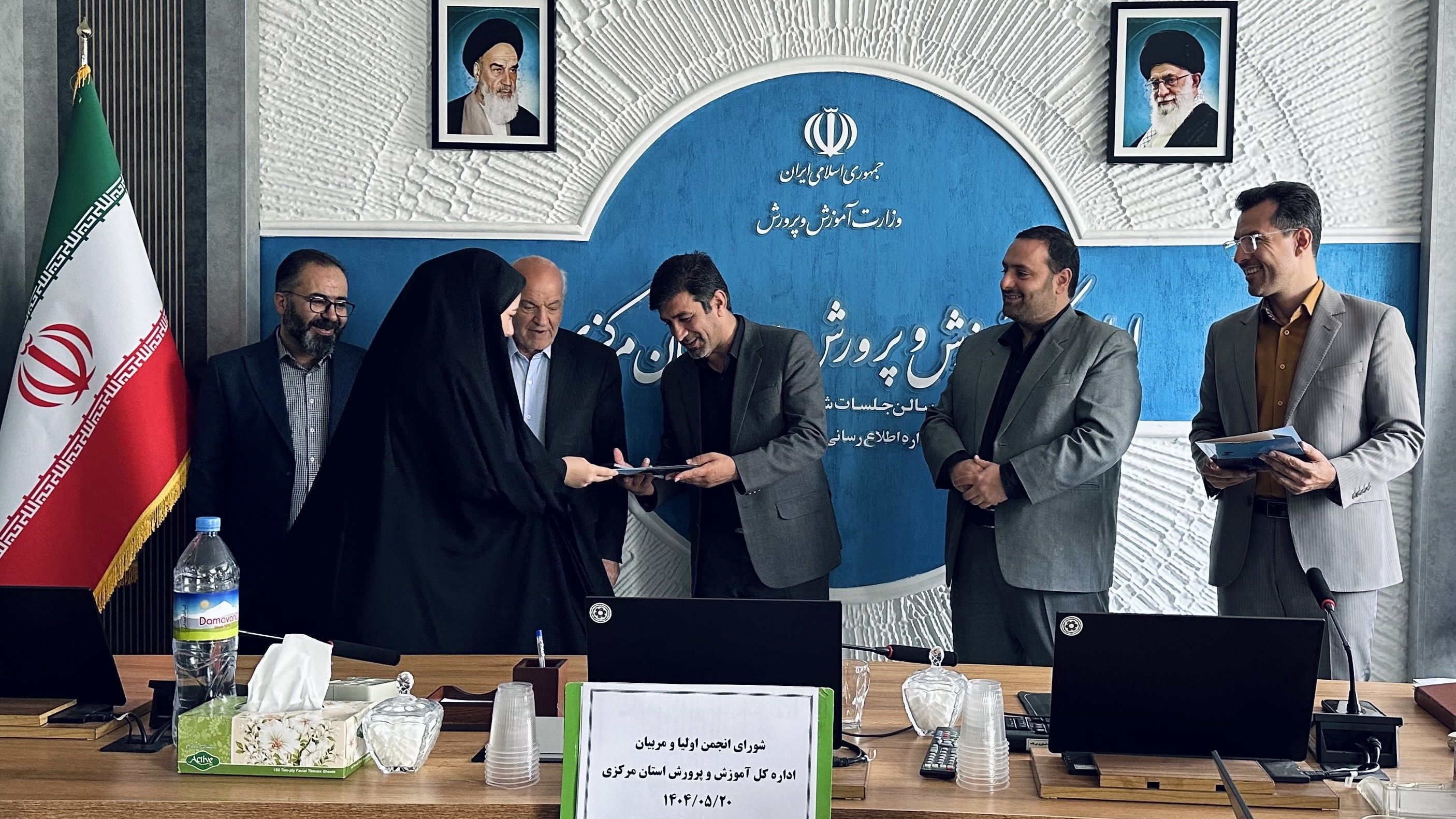 تقدیر از عوامل اجرایی جشنواره ملی طراحی و دوخت لباس دانش‌آموزی در نشست شورای انجمن اولیا و مربیان استان مرکزی