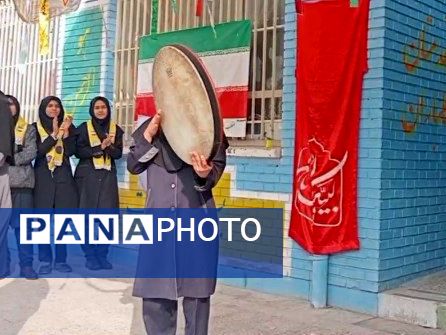 جشن تقدیر پیشتازان برگزیده پویش بوسه بر دستان مادر در دبیرستان دخترانه انقلاب اسلامی 