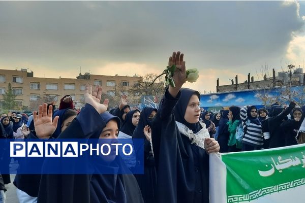 وداع دانش‌آموزان دبیرستان فرهنگیان ناحیه ۷ با شهید گمنام 