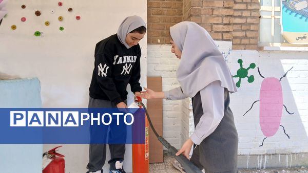 ویژه برنامه هفته آتش‌نشانی؛در دبیرستان اندیشه نفیس فیروزکوه
