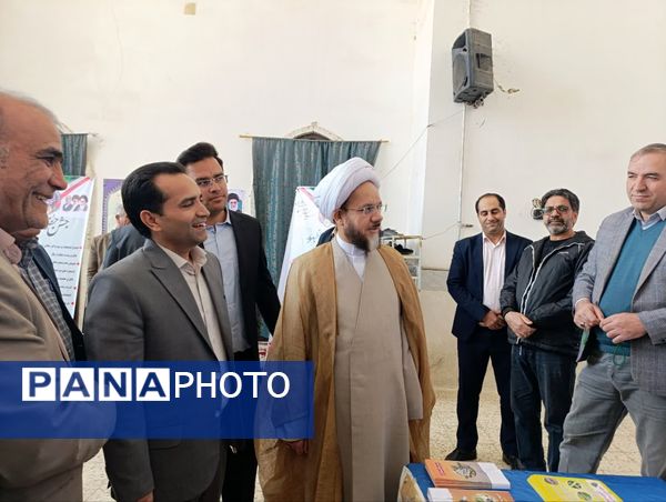 بازدید مسئولان از نمایشگاه فعالیت‌های ادارات شهرستان خلیل آباد