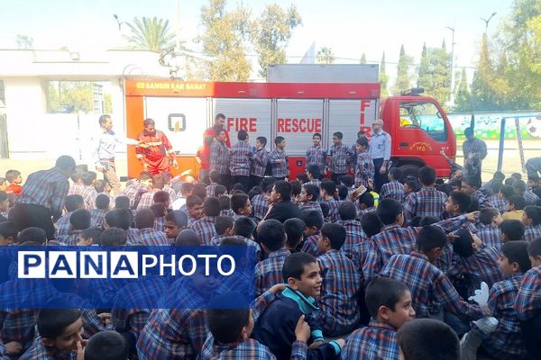 آموزش توسط آتش‌نشانان در دبستان معارف ۶