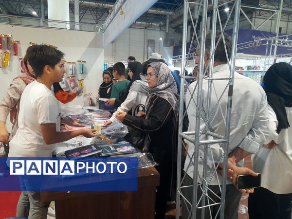 نمایشگاه بین‌المللی لوازم‌التحریر مشهد با استقبال دانش‌آموزان