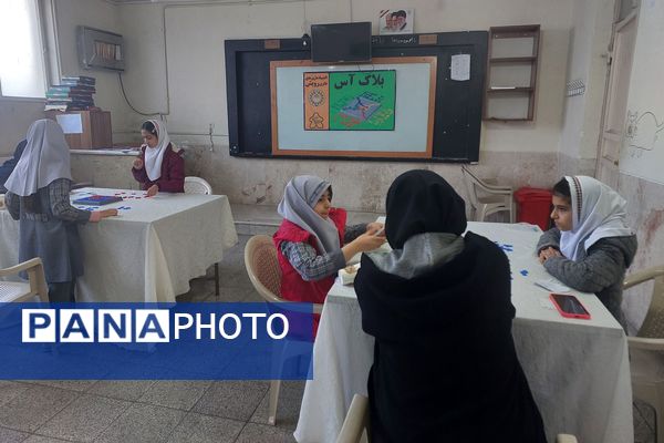 تصاویری زیبا از تمرکز دانش‌آموزان دختر در المپیاد رویش ناحیه۳ شیراز 