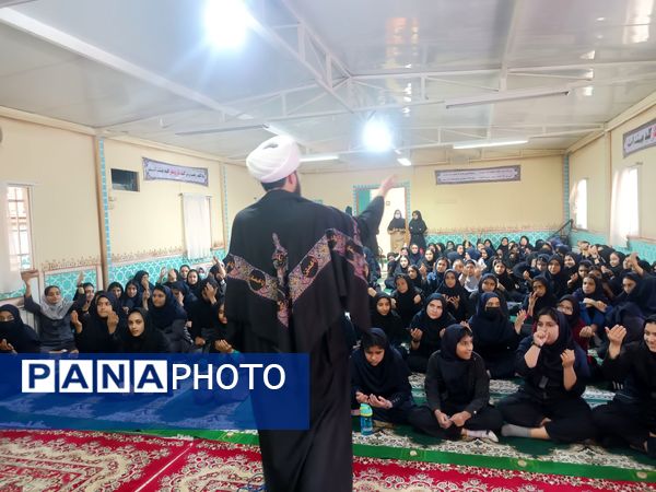 عطر فاطمی در فضای آموزش دبیرستان میرزا جعفر سروقد با برپایی ایستگاه صلواتی 