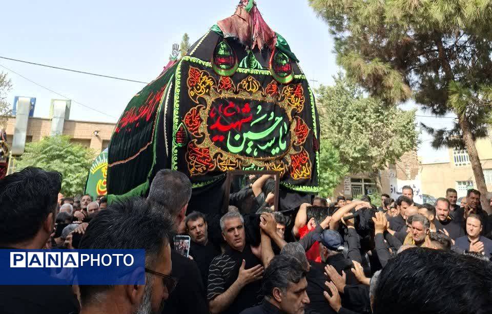 آیین نخل گردانی روز عاشورا با حضور کم نظیر مردم منطقه امامزاده بادرود