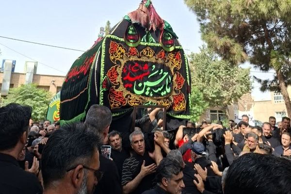 آیین نخل گردانی روز عاشورا با حضور کم نظیر مردم منطقه امامزاده بادرود