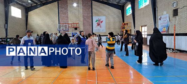 مسابقات طناب‌کشی و دارت در سالن زینبه شهرستان شیروان