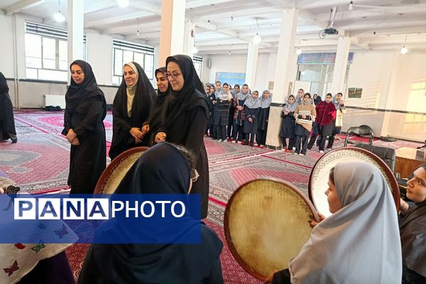 جلوه‌ای از خلاقیت دانش‌آموزی؛ نمایشگاه فرهنگی و هنری دبیرستان عترت برپا شد