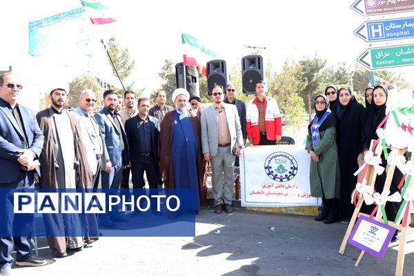 برپایی غرفه سازمان دانش‌آموزی دلیجان در راهپیمایی روز دانش‌آموز