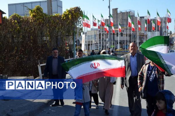 مشت‌های درهم گره خورده دانش‌آموزان کهگیلویه و بویراحمد در راهپیمایی ۲۲ بهمن