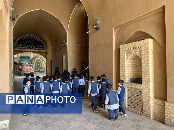بازدید دانش‌آموزان میبدی از بافت سنتی شهرستان 