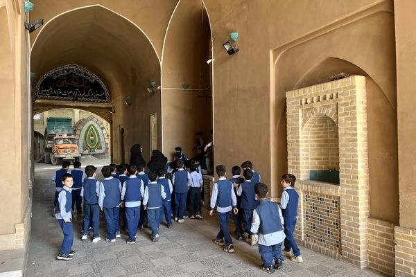 بازدید دانش‌آموزان میبدی از بافت سنتی شهرستان 