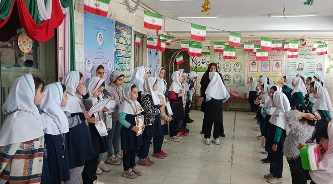  تقدیر از دانش‌آموزان فعال ورزشی در دبستان دخترانه سما یک رودهن 