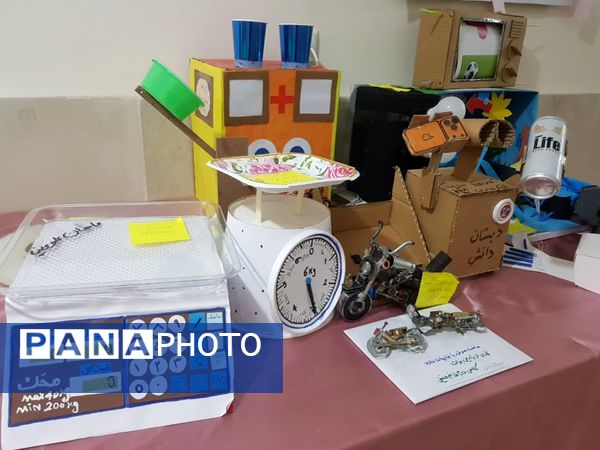 نمایشگاه آثار پژوهشی دانش آموزان رودهن