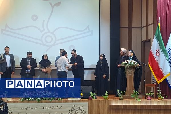 تجلیل از برگزیدگان جشنواره بزرگ جوانه در مجتمع آموزشی و فرهنگی علوم پزشکی شیراز 