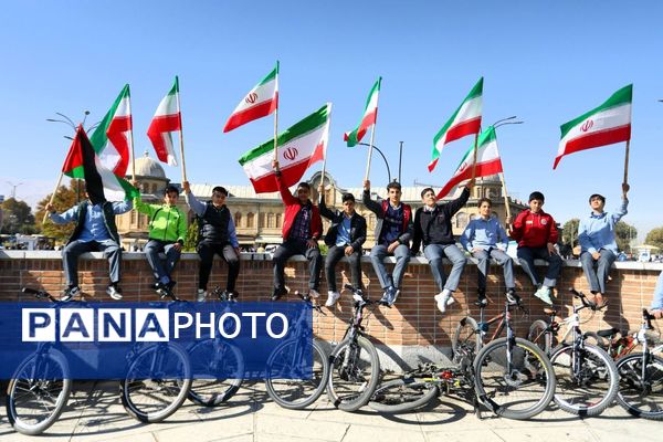 دانش آموزان و مسئولین در کنار یکدیگر، روز دانش‌آموز را رقم زدند