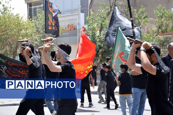 طنین صدای یا حسین(ع) با عَلَم کشی درعاشورای ۱۴۴۷