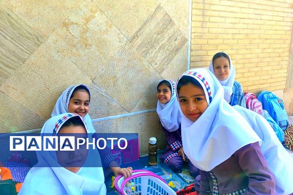 شادی و هیاهوی کودکان در اردوی درون مدرسه‌ای  آموزشگاه ایران ۲ به مناسب هفته ملی کودک 