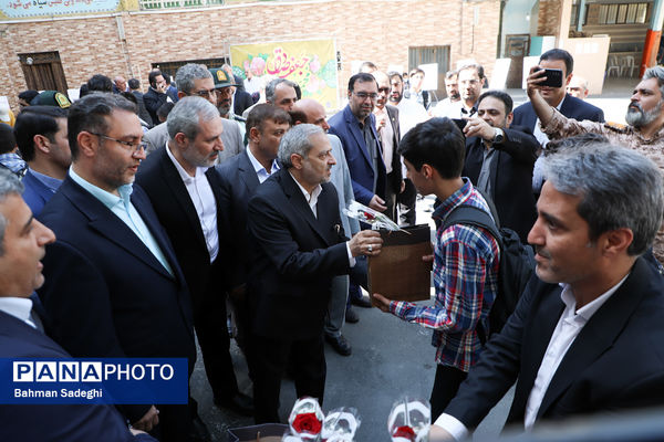اقامه اذان و نماز با شعار «مِهر با مُهر» با حضور وزیر آموزش و پرورش