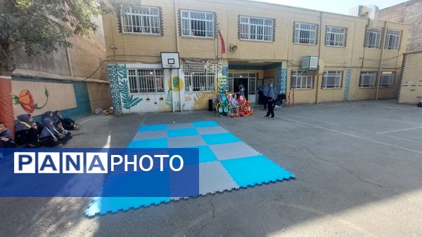 حرکات ورزشی و نمایشی در افتتاحیه المپیاد درون مدرسه‌ای