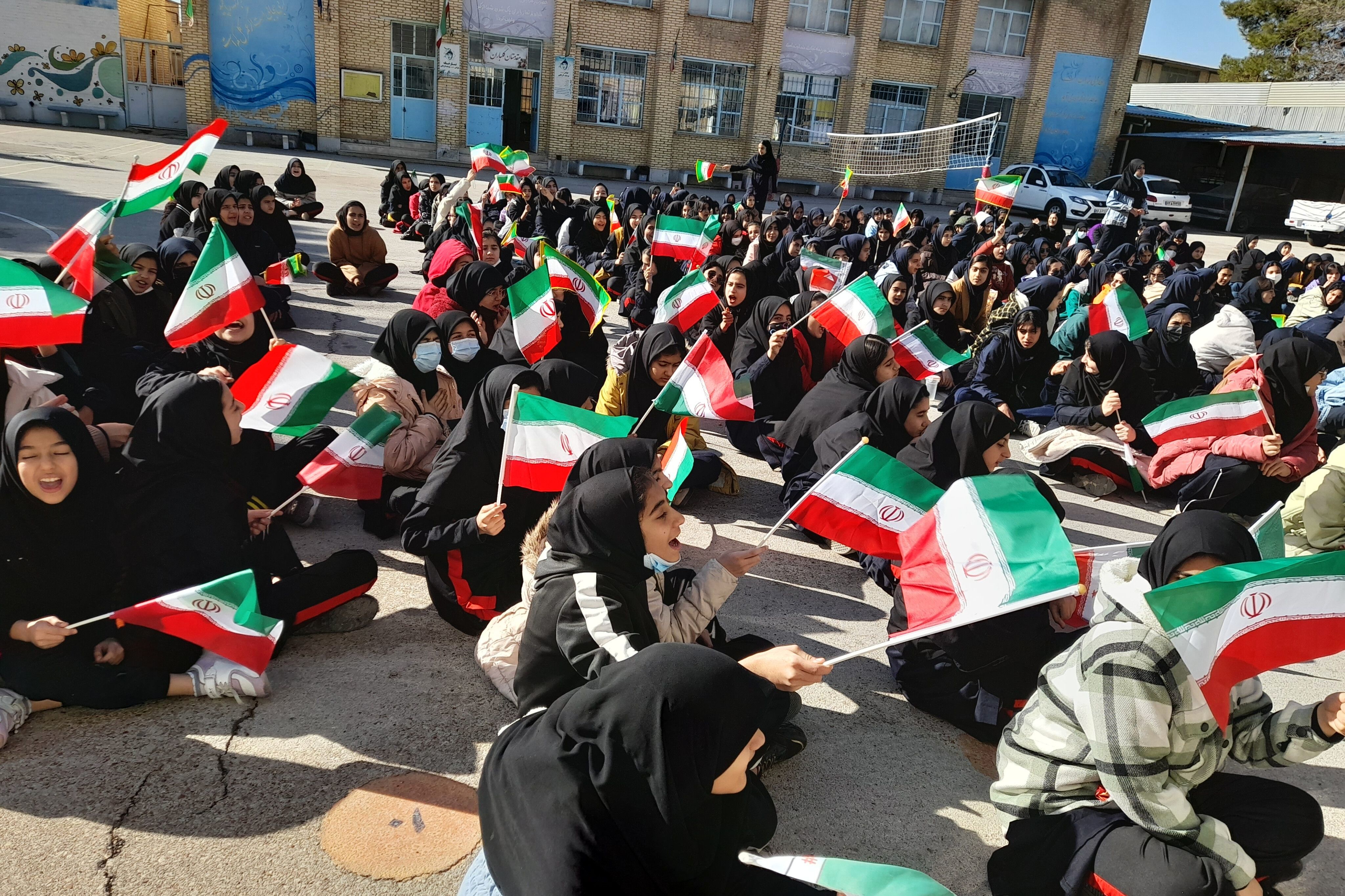 بزرگداشت دهه فجر در دبیرستان شاهد فیض ناحیه 3 شیراز