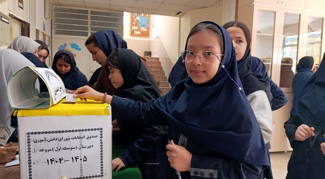  انتخابات شورای دانش آموزی در دبیرستان میرزا جعفر سروقد مشهد مقدس