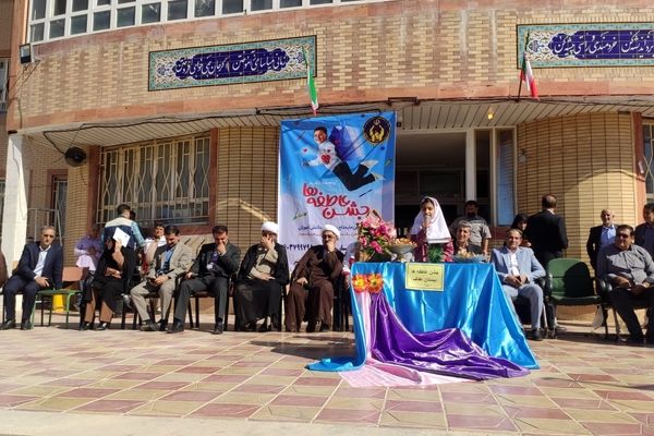 همدلی برای رویش؛ «جشن عاطفه‌ها» در الشتر لبخند را بر لبان دانش‌آموزان می‌نشاند