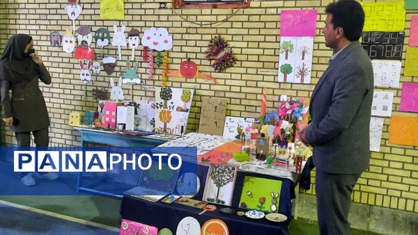 بازدید مدیر آموزش و ‌پرورش حاجی‌آباد از نمایشگاه خلاقیت‌های دانش‌آموزی دبستان استقلال  