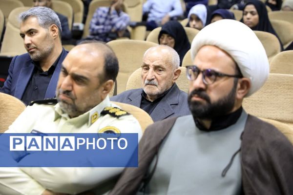 جلسه گرامیداشت و تجلیل از پدران و مادران شهدا 