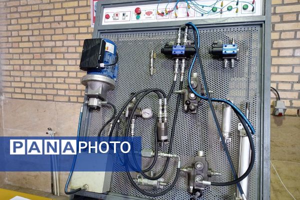 نمایشگاه دستاوردهای دانش‌آموزان هنرستان فنی حرفه‌ای‌ رباط‌کریم