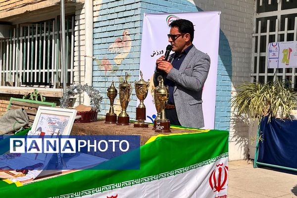 قدرت،هیجان و مهارت در نمایش کاراته کاران دبیرستان رضوان در افتتاحیه المپیاد ورزشی