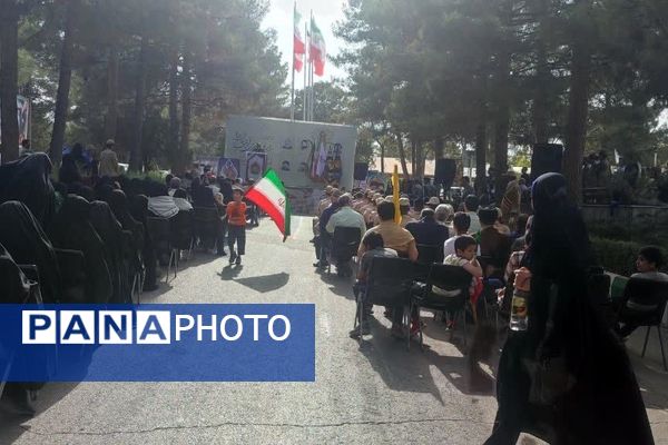 عطرافشانی گلزار شهدا توسط دانش‌آموزان مشهدی