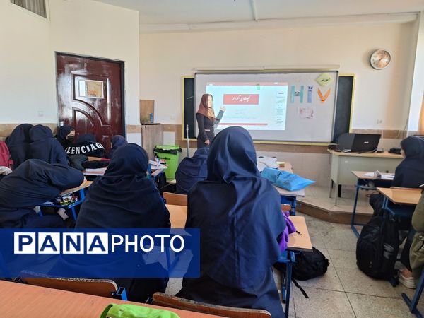 دوره آموزشی پیشگیری از بیماری‌های عفونی در آموزشگاه فرزانگان